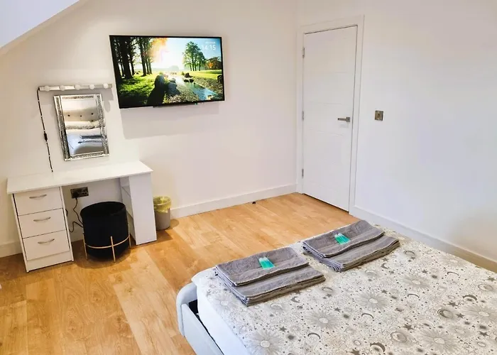 Lmk, 2 Bedroom Apartment, With Roof Terrace, Free Parking, Ev Charger, Great Location.