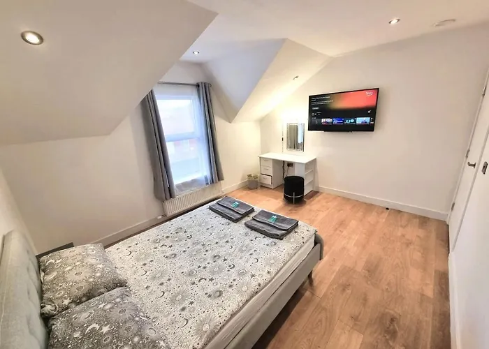 Lmk, 2 Bedroom Apartment, With Roof Terrace, Free Parking, Ev Charger, Great Location.